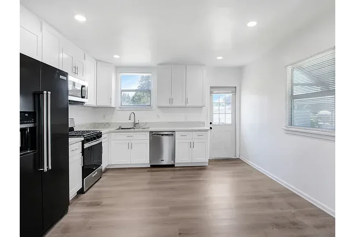 $1000 : Move in ready home image 2