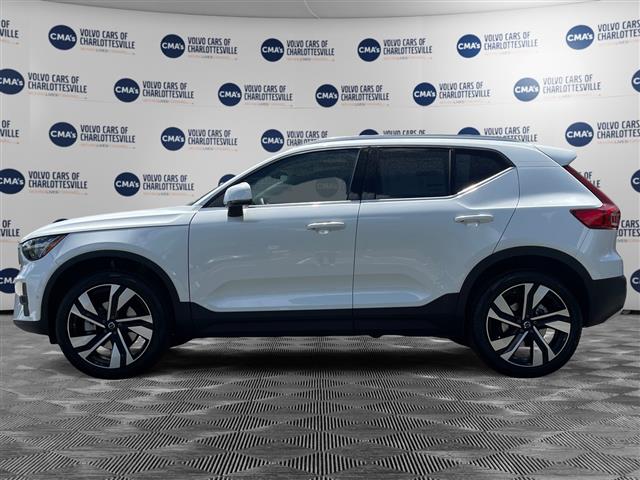 $51975 : PRE-OWNED 2024 VOLVO XC40 B5 image 2