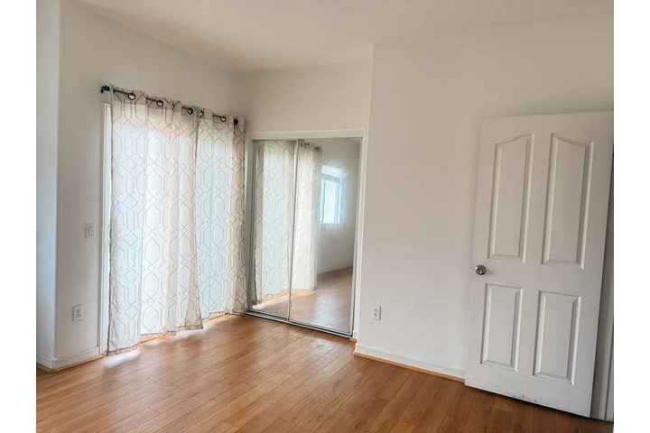 $1100 : Recamara disponible image 3