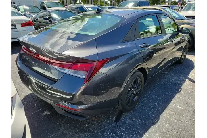 $16990 : Hyundai ELANTRA 2022 SEL 4dr image 4