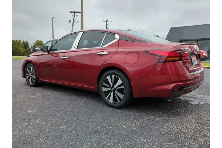 $17988 : Nissan Altima 2021 2.5 SV 4d image 6