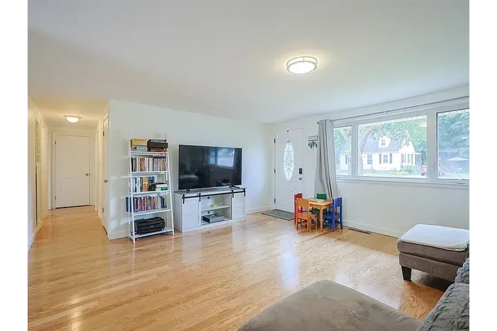 $2500 : CHARMING SINGLE FAM HOME image 6