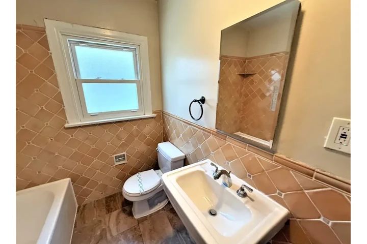 $1950 : 2 bedroom house in South LA image 9