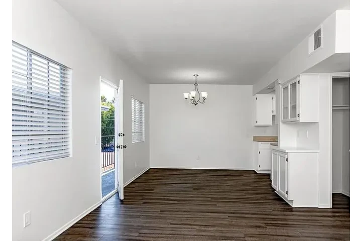 $1400 : Beautiful 1 bedroom Apt in LA image 2