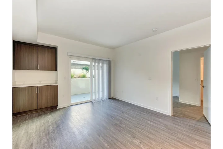 $2300 : Modern 2bed 1bath available image 5
