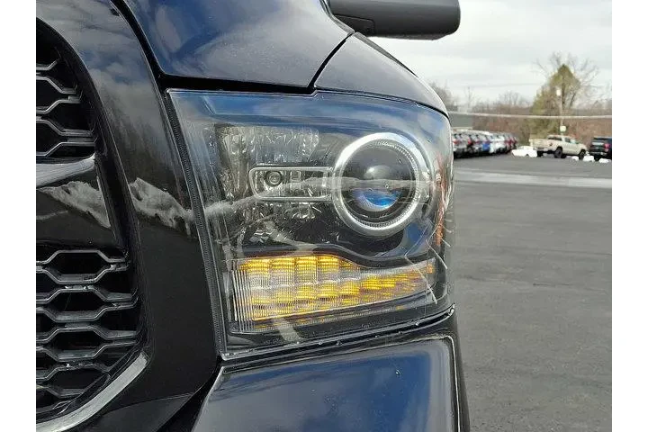 $27900 : Ram 1500 2018 4x4 Night 4dr image 9