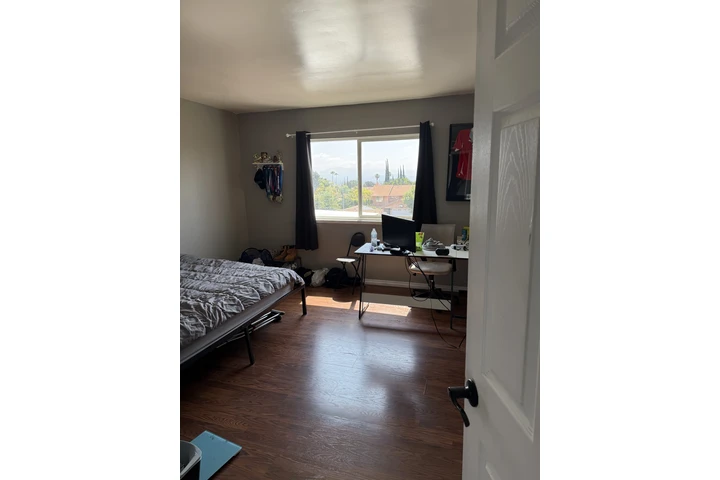 $1000 : Cuarto en Granada Hills image 3