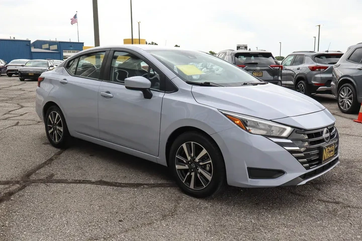 $18087 : 2025 Versa SV CVT image 3