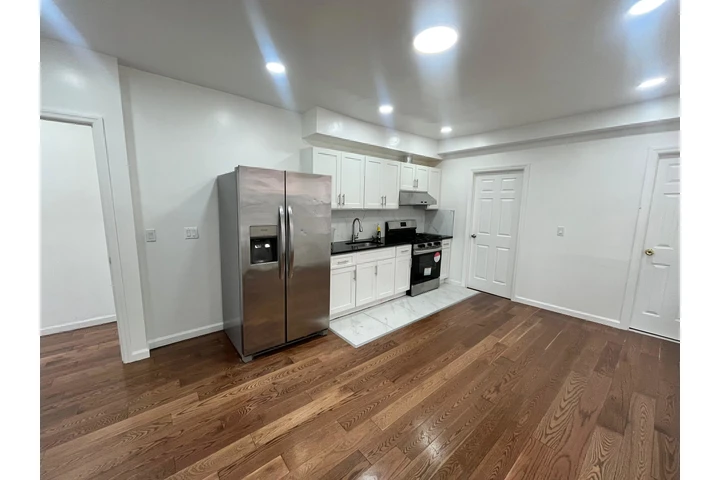 $2500 : 2 CUARTOS Y 1 BAÑO/ OZONE PARK image 2