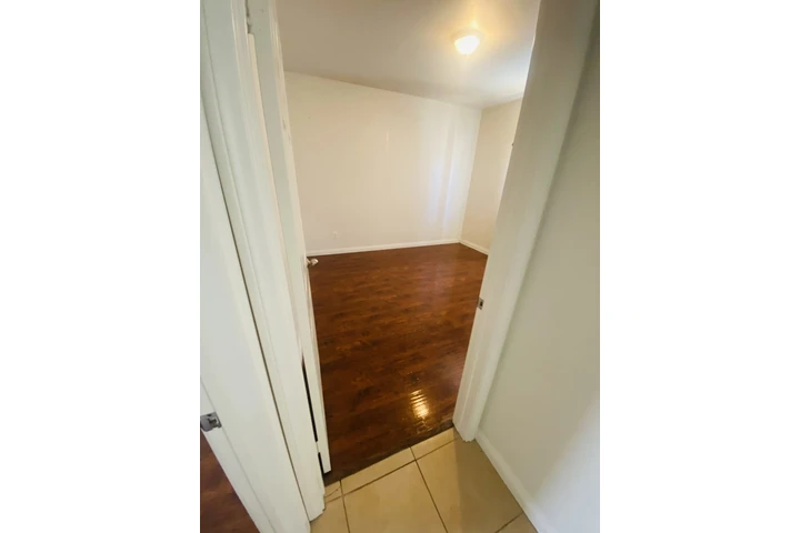 $1300 : Cuarto en Cudahy image 4