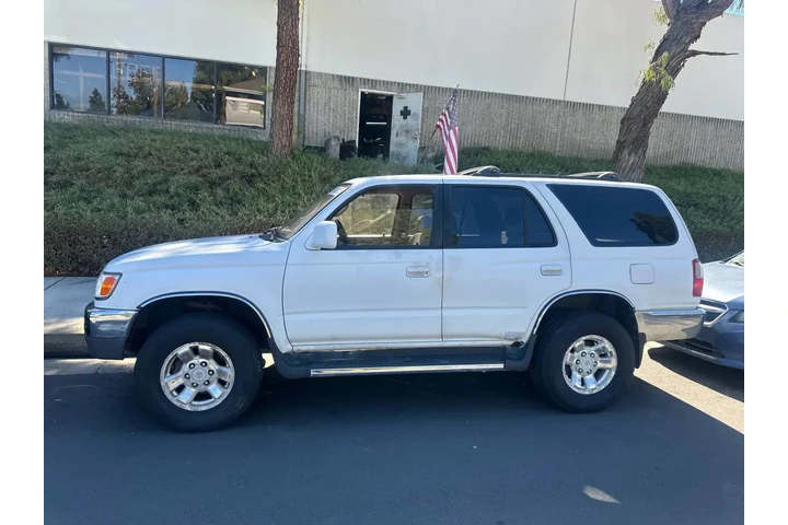 $2700 : 4 runner image 1