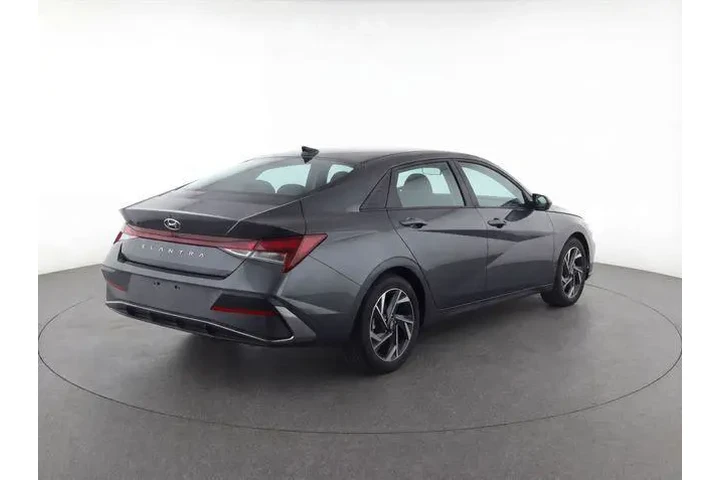 $18211 : Hyundai ELANTRA 2025 SEL Spo image 4