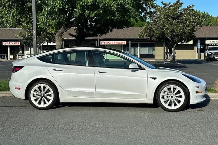 $26285 : Tesla Model 3 2023 4dr Sedan image 7