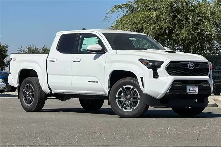 $45944 : New 2024 Tacoma TRD Sport Dou image 2