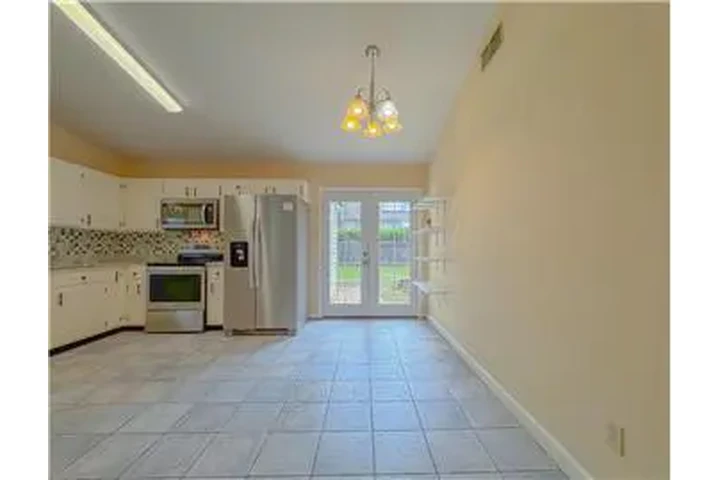 $800 : Rental property with 2 bedro image 8