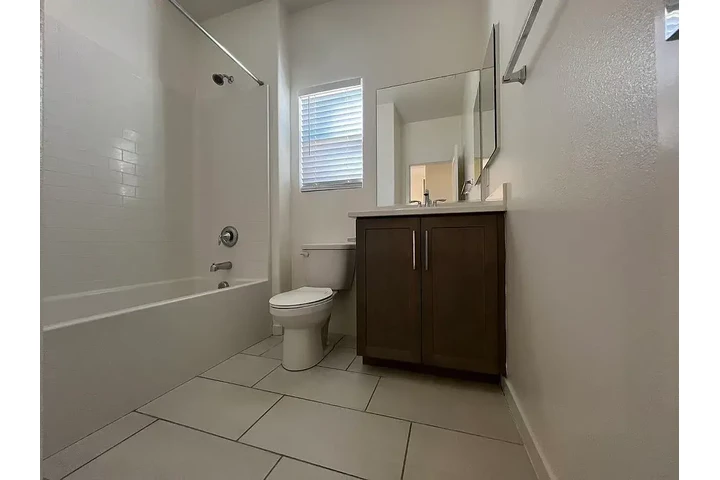 $1200 : Fontana - Move-In Ready image 6