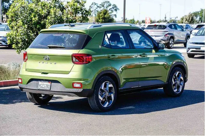 $20491 : Hyundai VENUE 2023 SEL 4dr C image 5