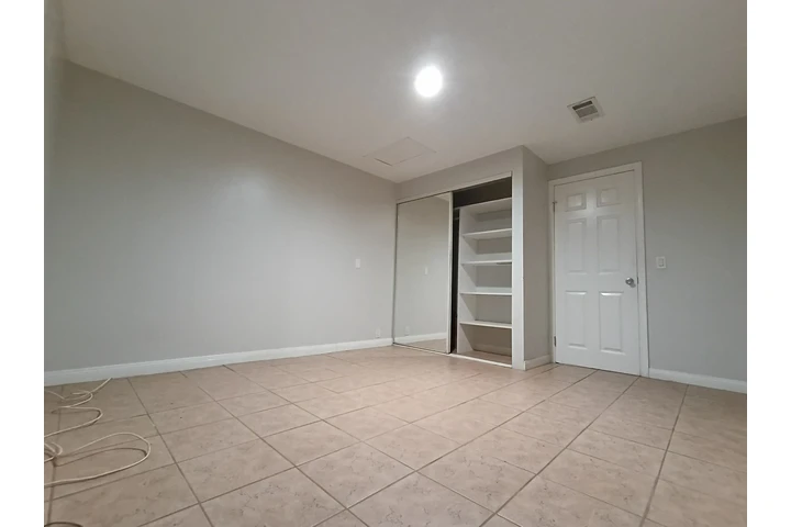 $1250 : Cuarto con entrada privada image 1