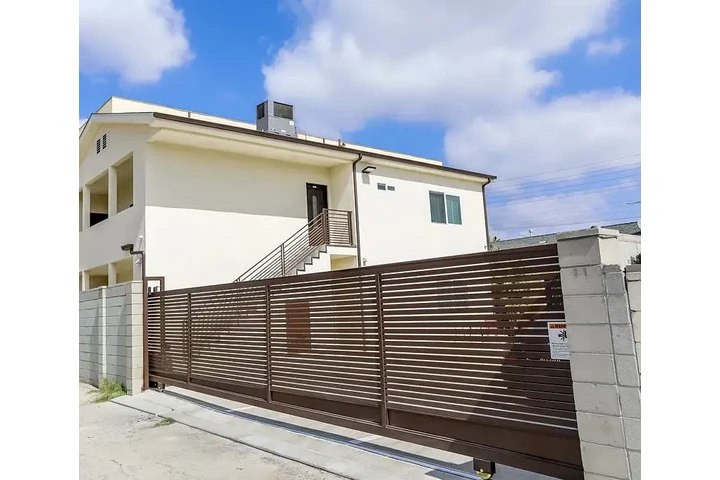 $1900 : 2 bedroom Apartment in Lynwood image 2