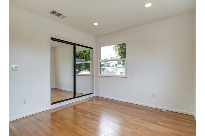 $2400 : 3Bed 2Bath in 60th Street LA, image 7