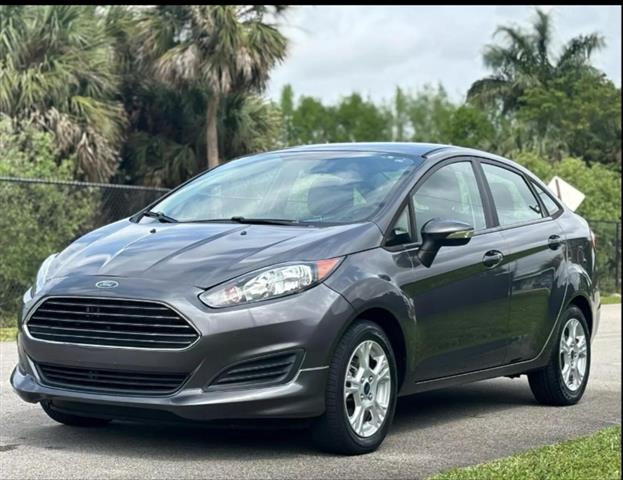 $3900 : Se vende Ford Fiesta image 5