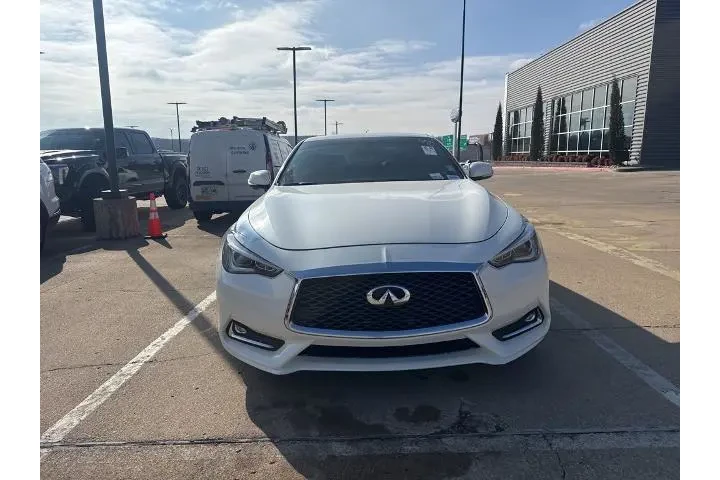 $25322 : INFINITI Q60 2017 Red Sport image 2