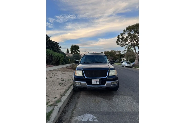 $2950 : Ford expedition 2004 (1 sueño) image 3