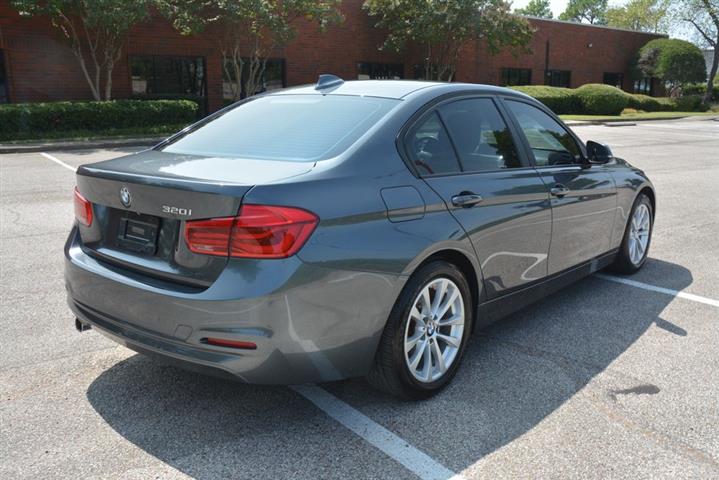 2018 BMW 3 Series 320i image 6