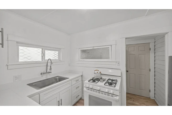 $800 : Home includes 2 bedrooms ! image 2