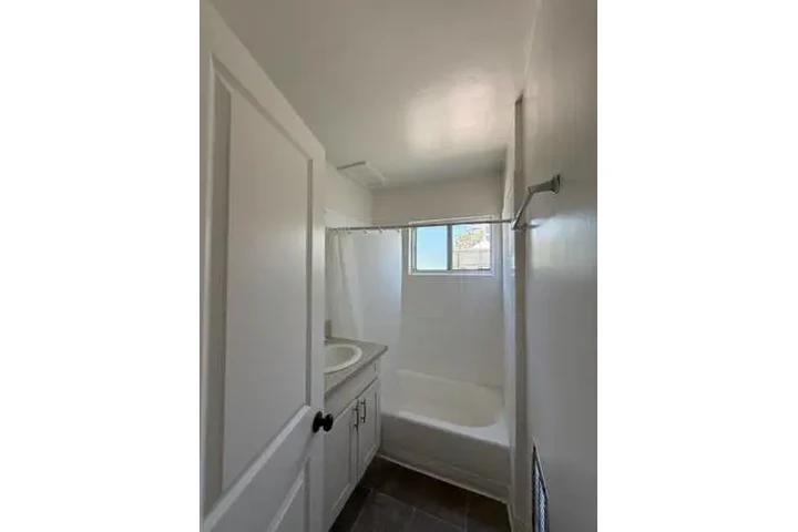 $2295 : 2br - 785ft2 - Koreatown LA 2b image 8