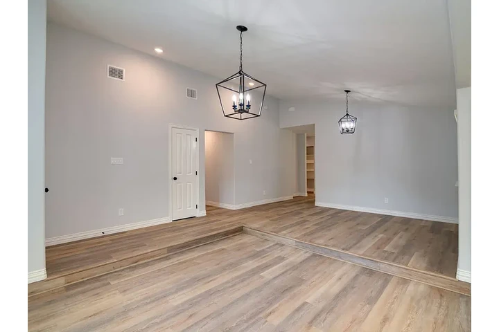 $1350 : Gorgeous 3 bedroom 2 b image 6