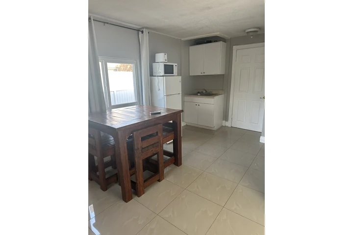 $1700 : Renta efficiency /  un cuarto image 8
