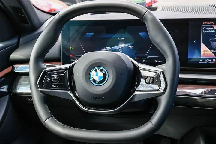 $39588 : BMW i5 2024 eDrive40 4dr Sed image 9