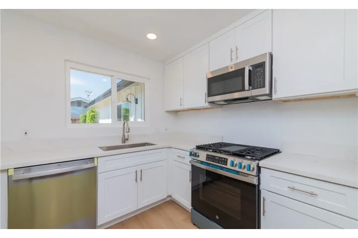 $2175 : 2 Bedroom Home in Los Angeles image 5