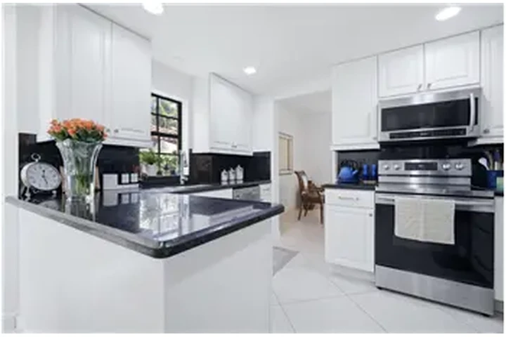 $5000 : Rental property with 4 bedro image 1