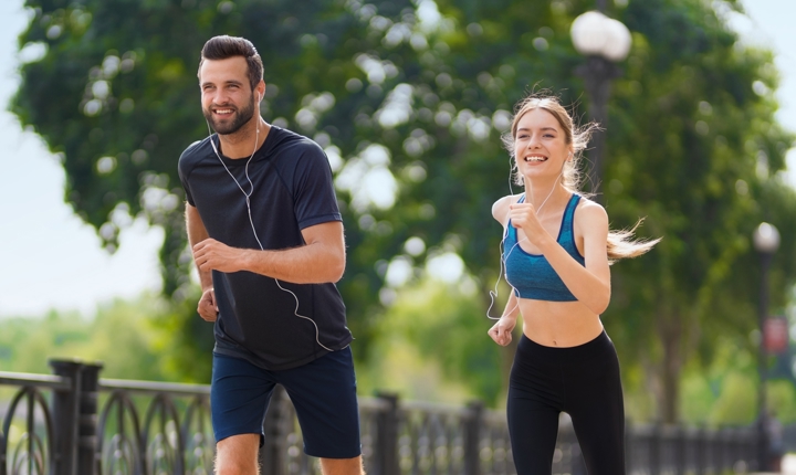 Pareja corriendo en el parque