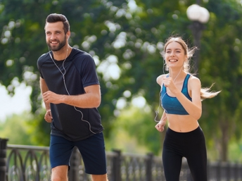 Pareja corriendo en el parque