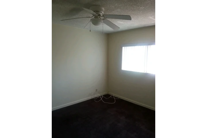 $1100 : RENTO CUARTO EN DOWNEY image 1