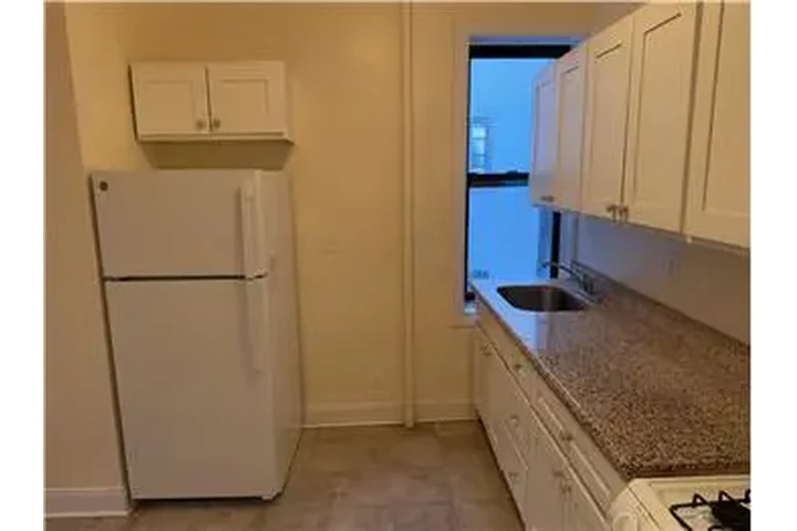 $2300 : Rental property with 1 bedro image 2