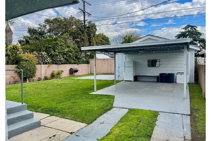 $2400 : 3 Bedroom Home in Los Angeles image 3