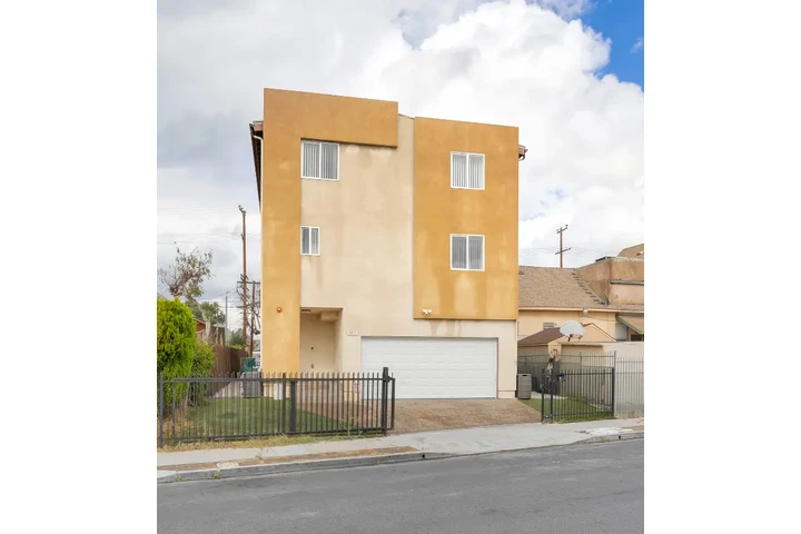 $4500 : Five bedroom 4 bath 4 parking image 1