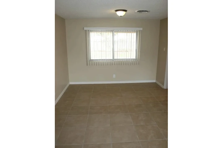 $900 : newly spacious kitchen home image 3