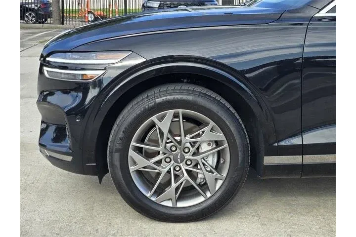 $38394 : Genesis GV70 2023 AWD 2.5T S image 8