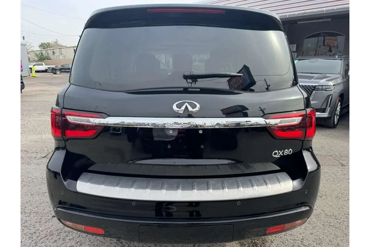 2023 QX80 LUXE image 3