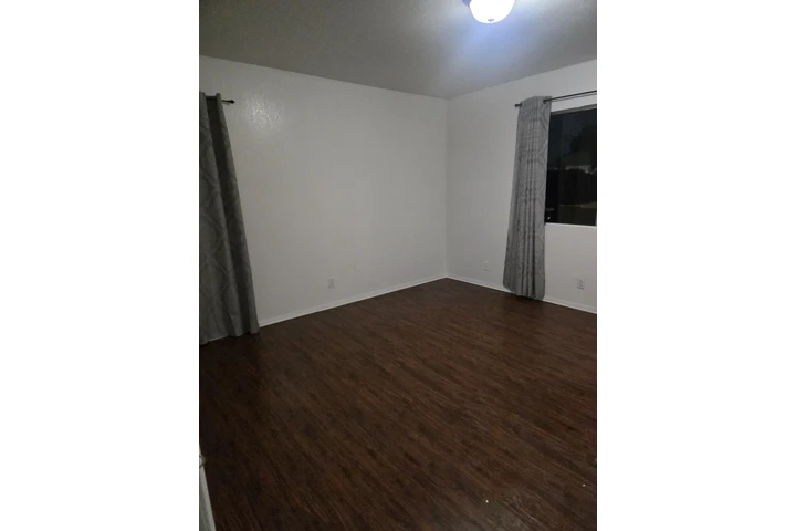 $900 : 1 cuarto de renta image 3