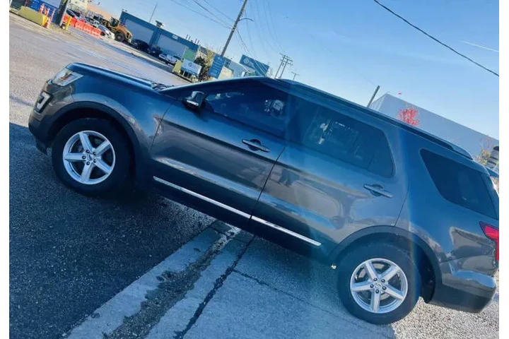 $11500 : 2017 Explorer XLT image 1