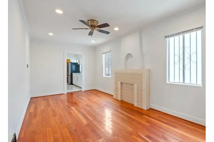 $2000 : 2 Bed 2 Bath in West Adams, LA image 4
