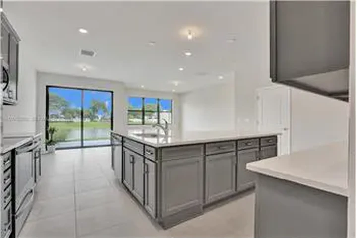 $4100 : Rental property with 3 bedro image 9