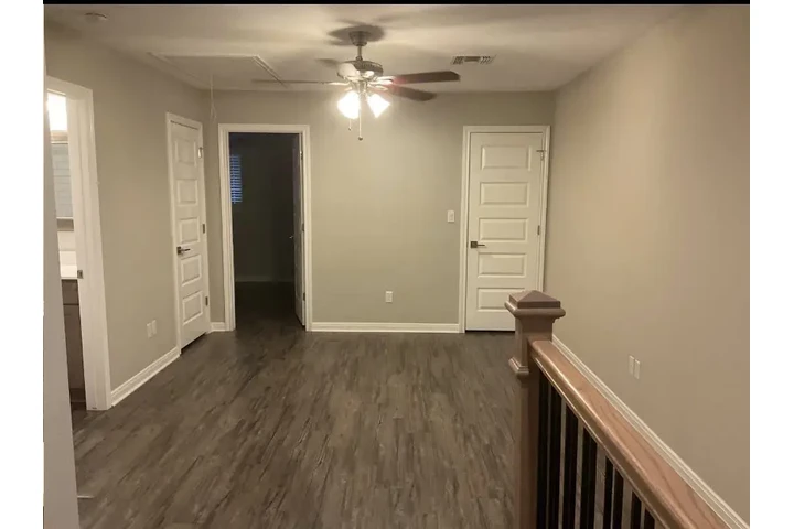 $1050 : 3Bed/2bath image 5