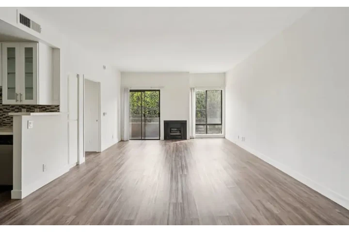 $2000 : Los Angeles image 2